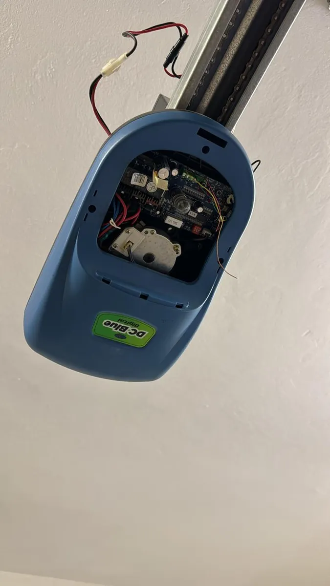 Isando garage door servicing component