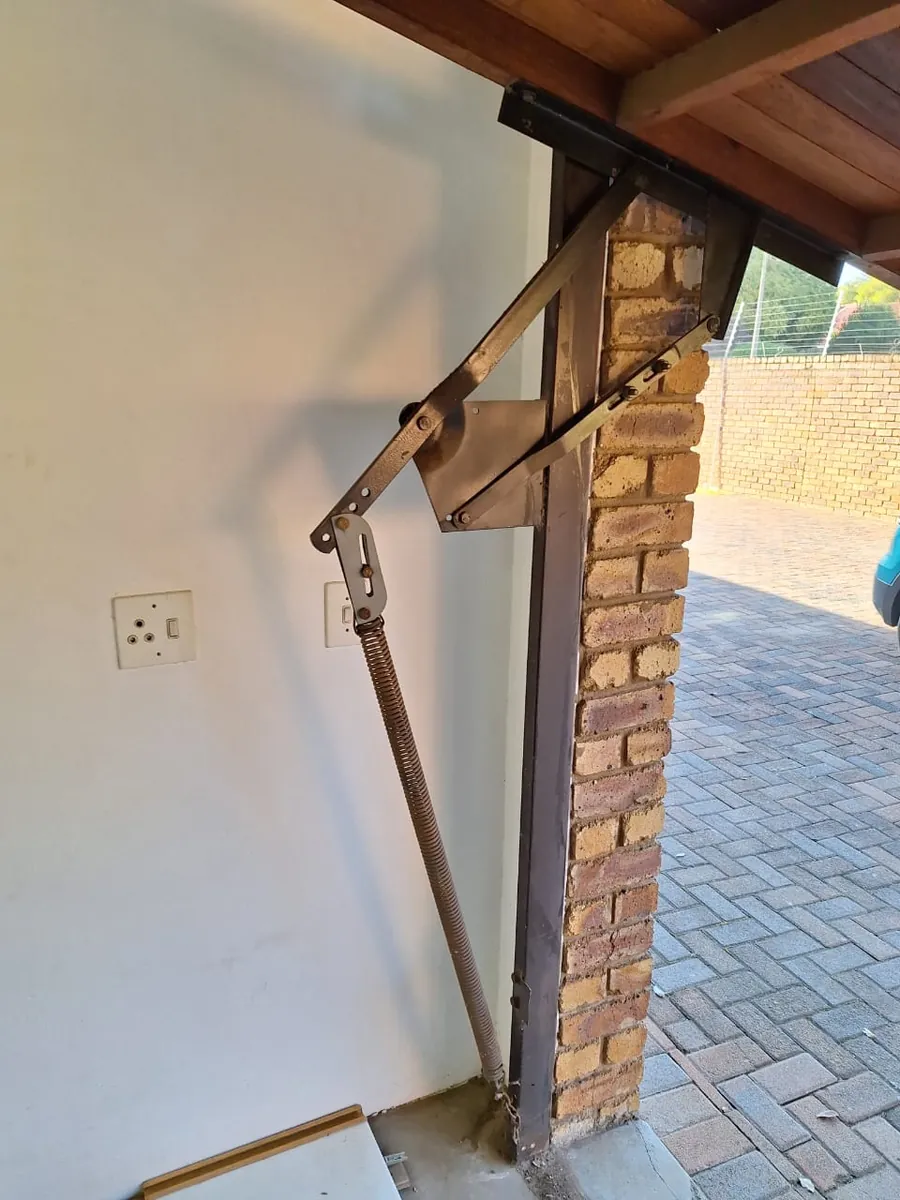 Wooden tip up garage door side lifting arm
